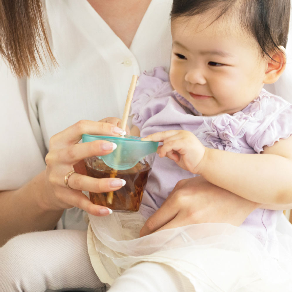 【こぼれ防止】ストローがさせる便利なコップ用ふた